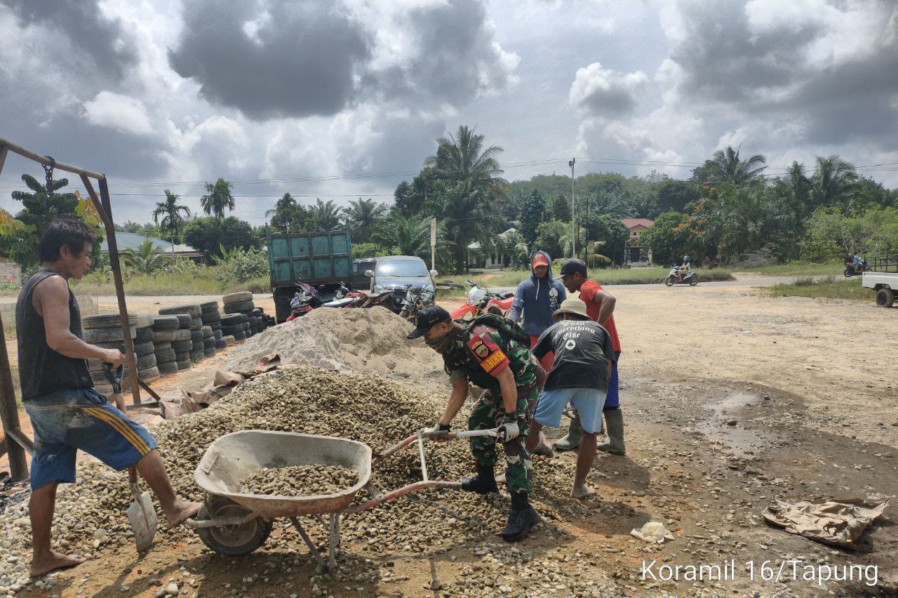Peduli Terhadap Lingkungan, Babinsa Koramil 16/Tapung Kodim 0313/KPR Goro Perbaikan Jalan Desa