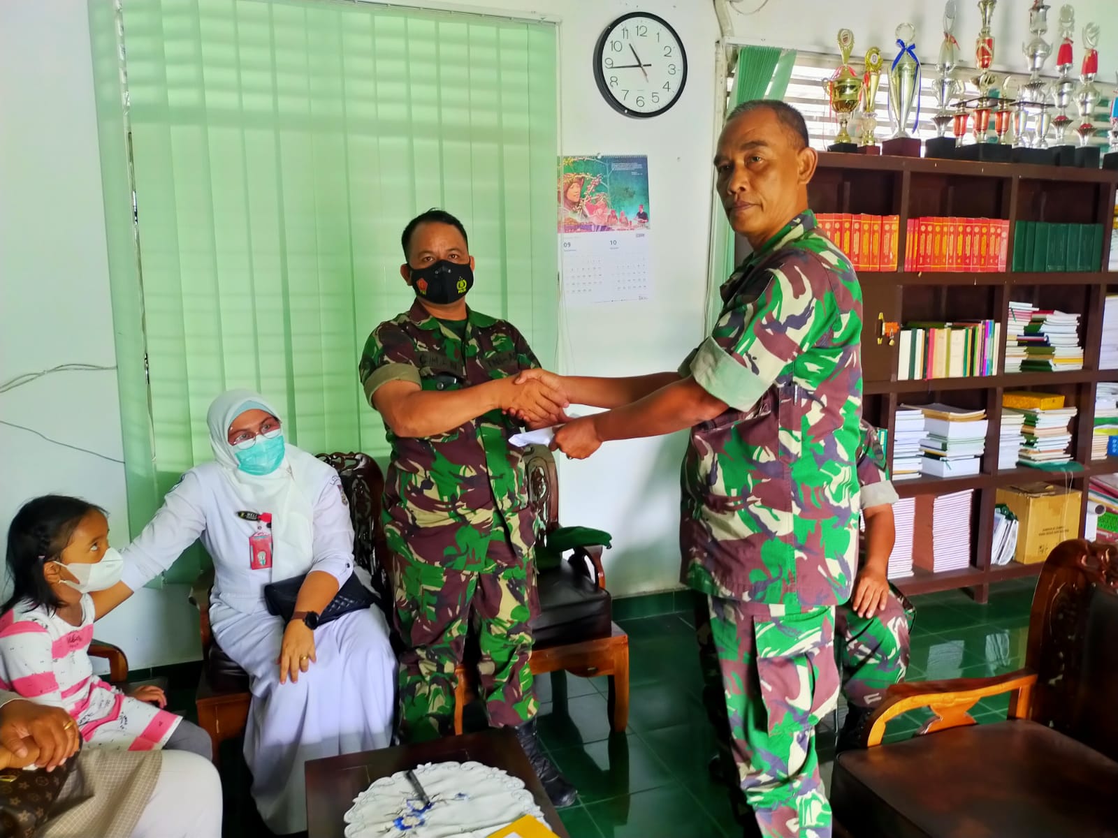 Dandim 0313/KPR Serahkan Bantuan Sosial Kepada Ahli Waris