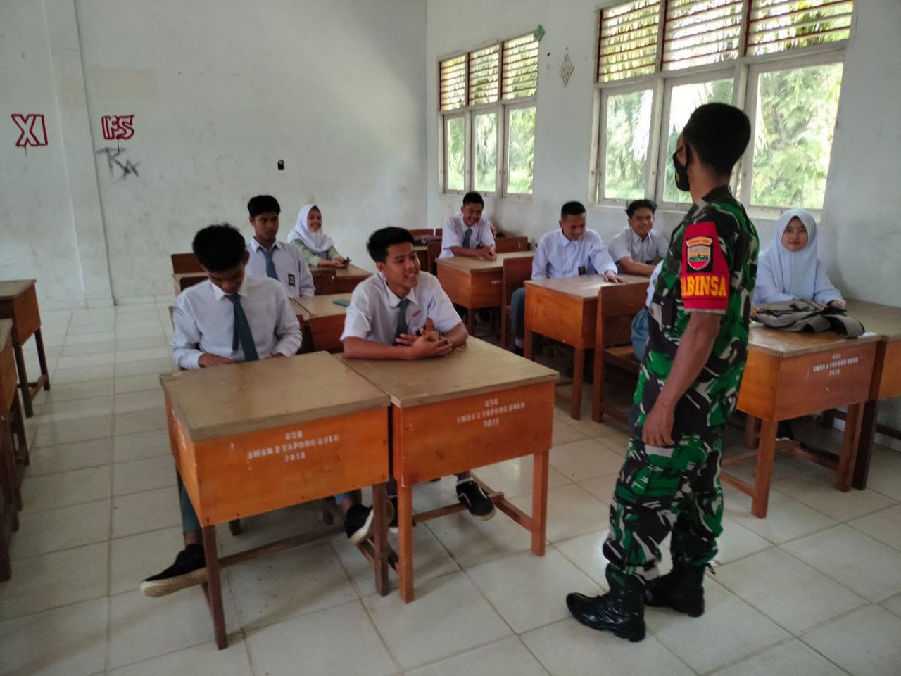 Anjangsana Ke Sekolah, Babinsa Koramil 16/Tapung Sosialisasikan Penerimaan Prajurit TNI AD