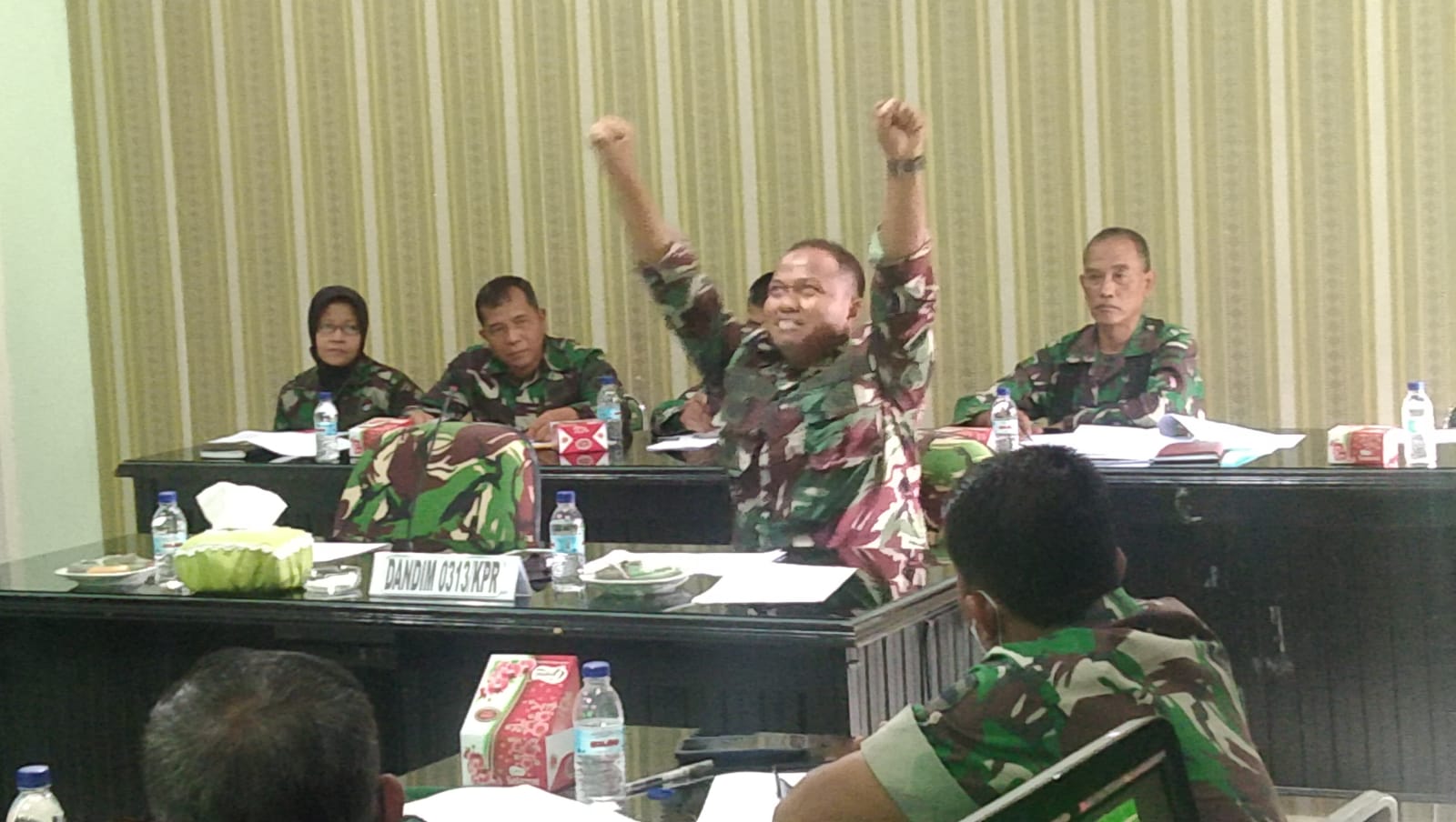 Wakili Dandim 0313/KPR Kasdim Pimpin Sidang Pangkat dan Karier di Ruang Data Makodim