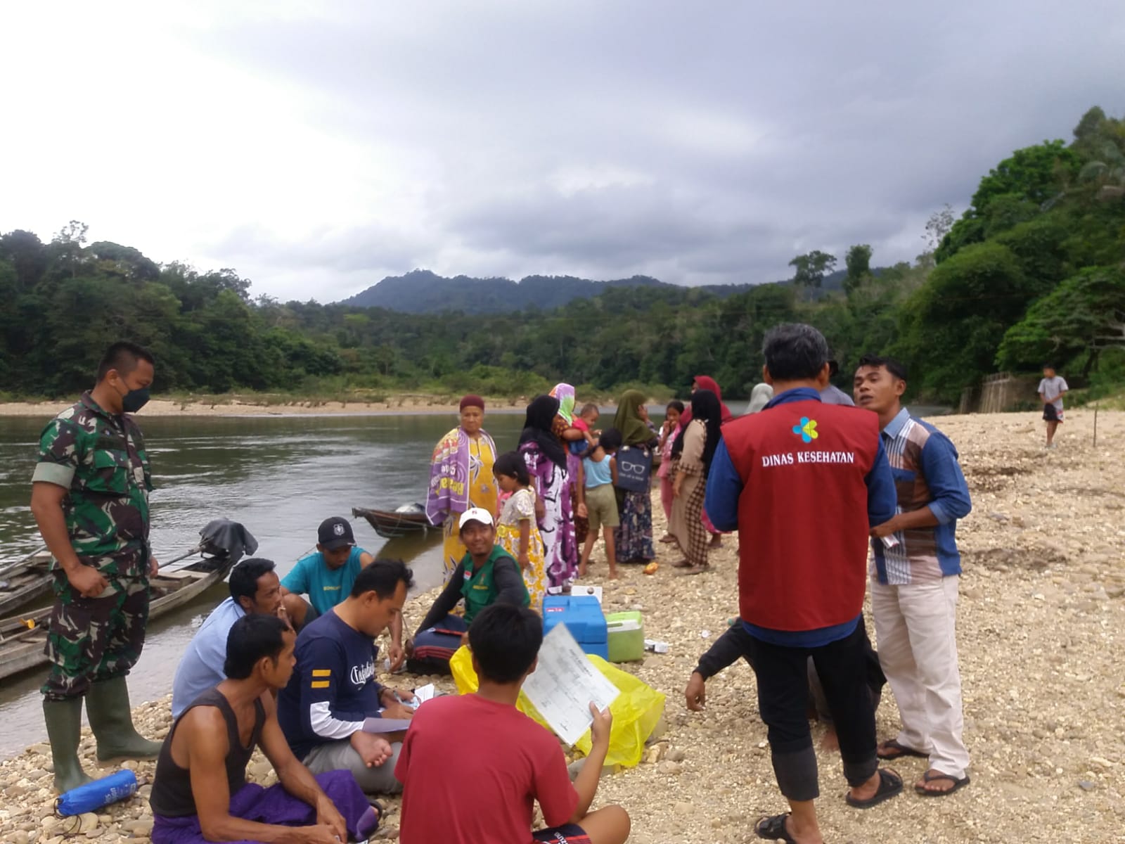 Terobos Sungai, Serda Mi Indra Babinsa Koramil 05/KK Kawal Vaksinasi Covid 19 Hingga ke Pelosok