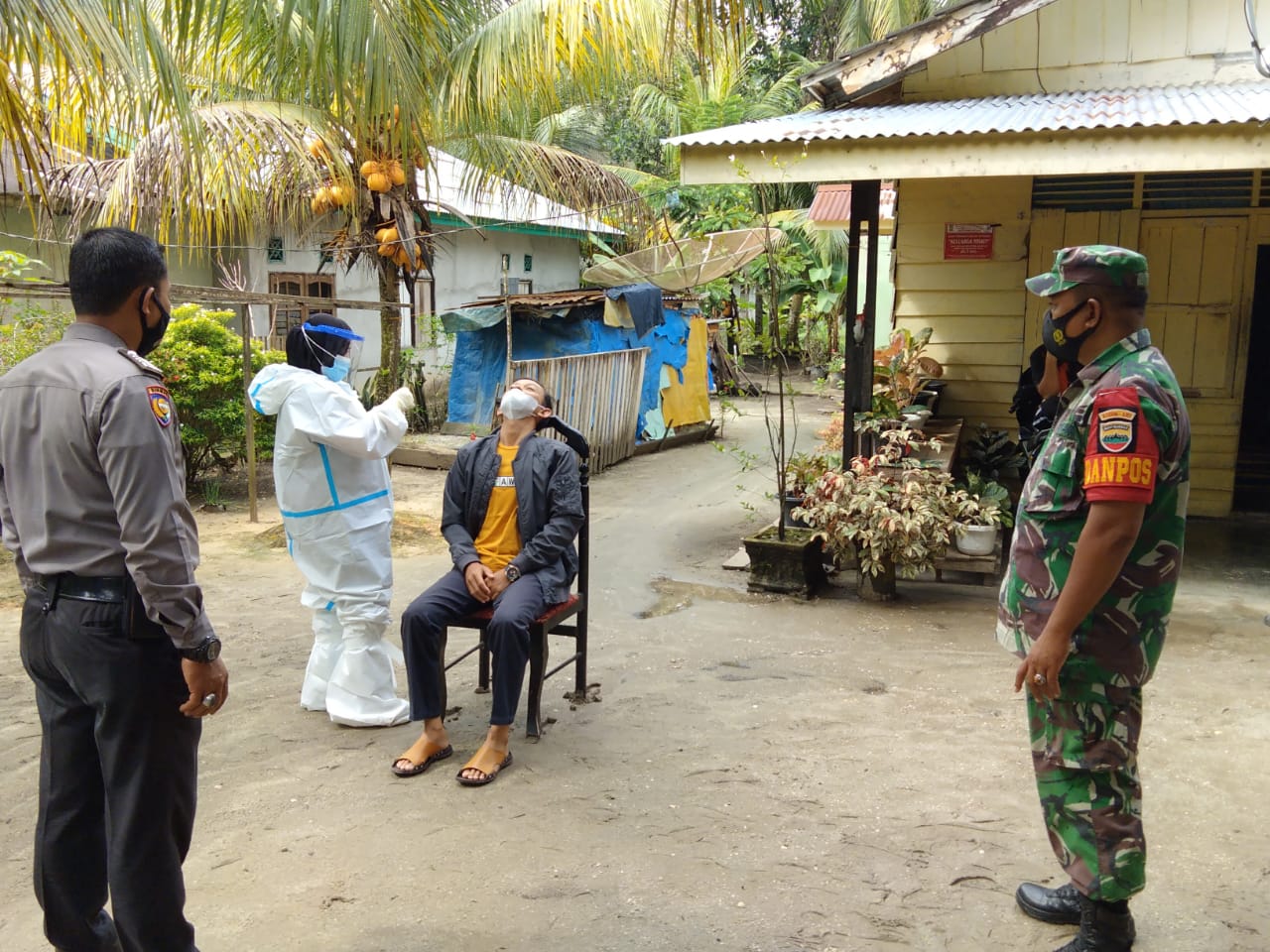 Serma Zulkarnain Babinsa Koramil 05/Kampar Kiri Melaksanakan Tracing Suspect Covid 19 di Wilayah
