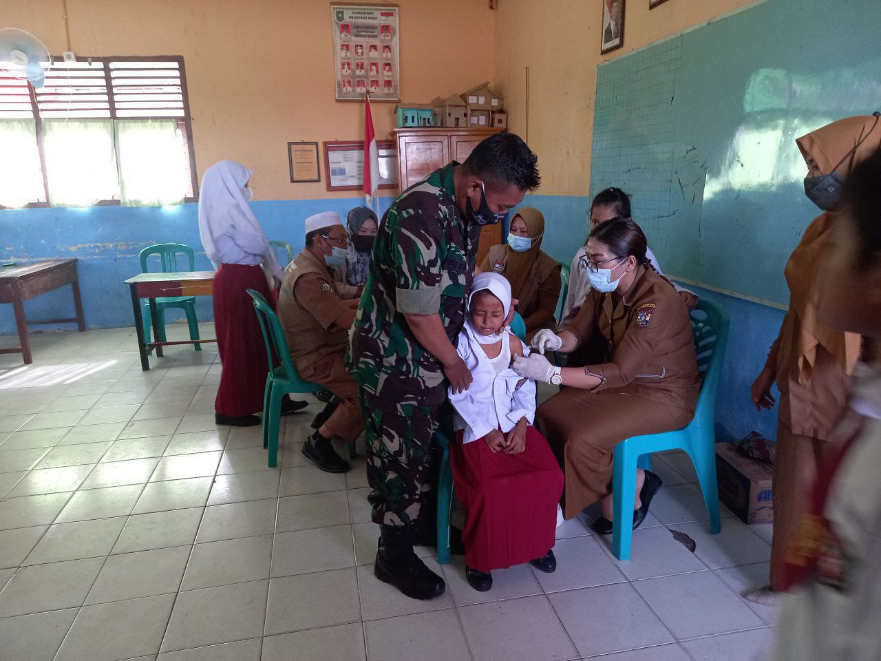 Babinsa Koramil 16/Tapung Bantu Murid SD Terima Vaksin di Ruang Kelas