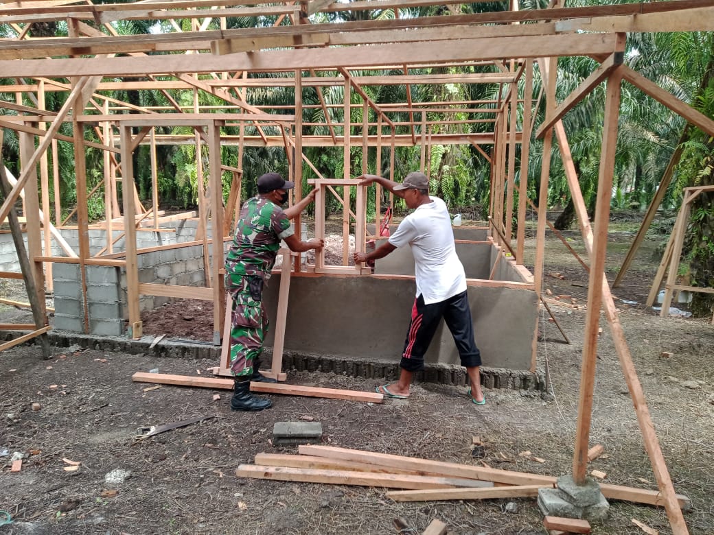 Babinsa Koramil 14/Kepenuhan Bantu Warga Binaannya Membangun Rumah