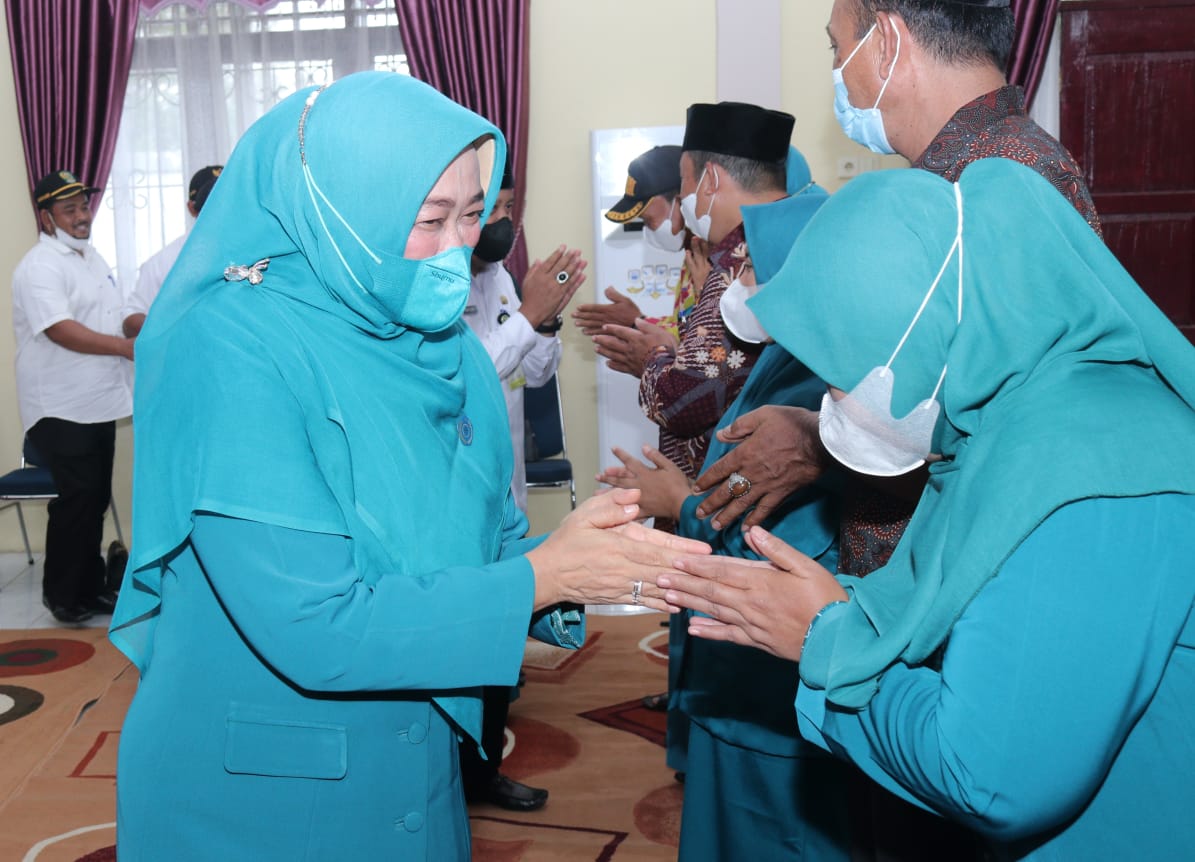 Hadiri Pelantikan Ketua PKK Kampung, Rasidah Ajak pengurus PKK Miliki Program Prioritas