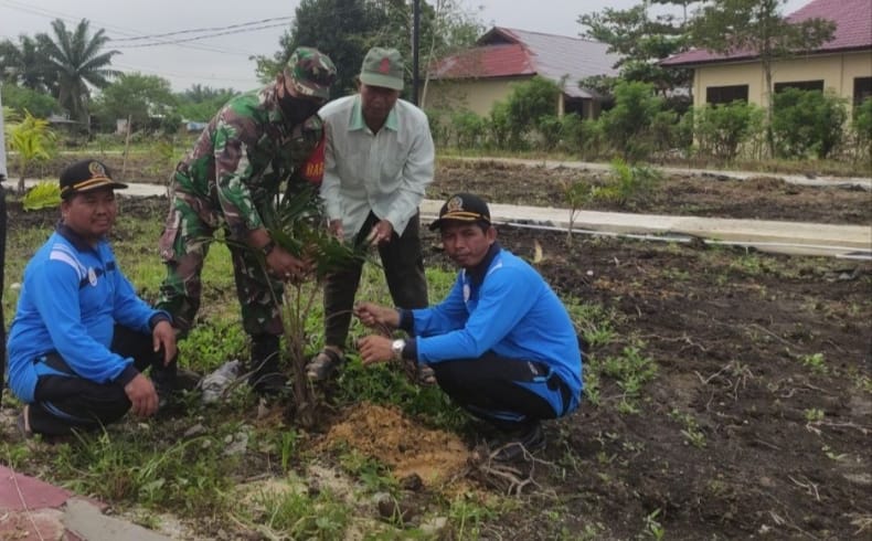 Peduli Lingkungan Babinsa Bersama Masyarakat Desa Bangun Jaya Laksanakan Penanaman Pohon