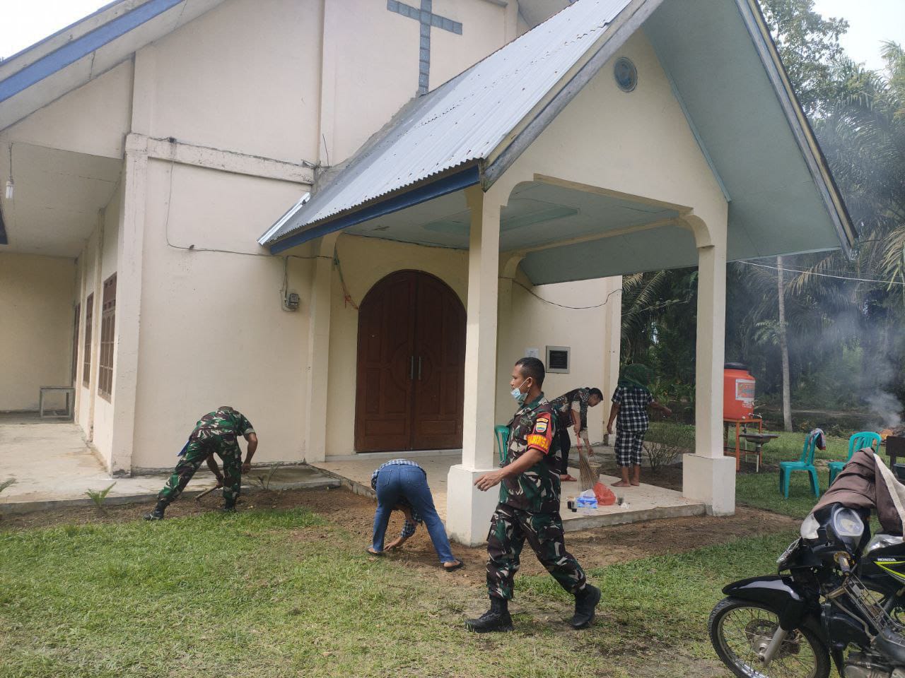 Anggota Koramil 16/Tapung Laksanakan Goro Bersihkan Gereja Di Desa Gading Sari