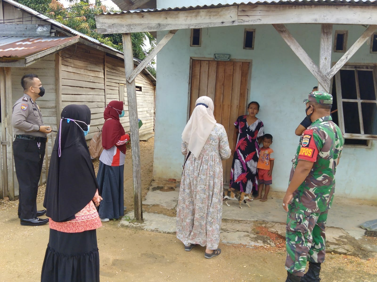 Laksanakan Tracking Kepada Warga Yang Terpapar Covid-19, Babinsa Koramil Dampingi Petugas Puskesmas