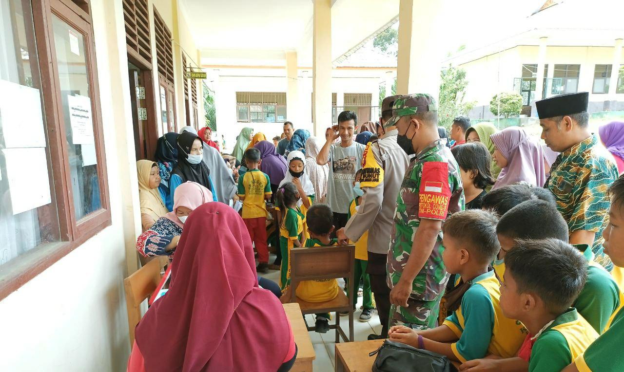 Babinsa Koramil 03/Bunut melaksanakan monitoring dan pendampingan Vaksinasi untuk anak Sekolah Dasar