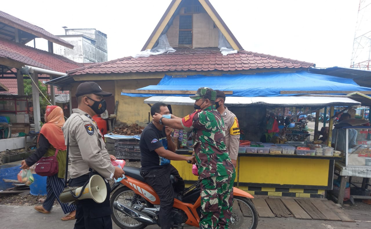 Babinsa Bersama Bhabinkamtibmas Bersinergi Turun Ke Pasar Tradisional Penyalai Himbau Prokes