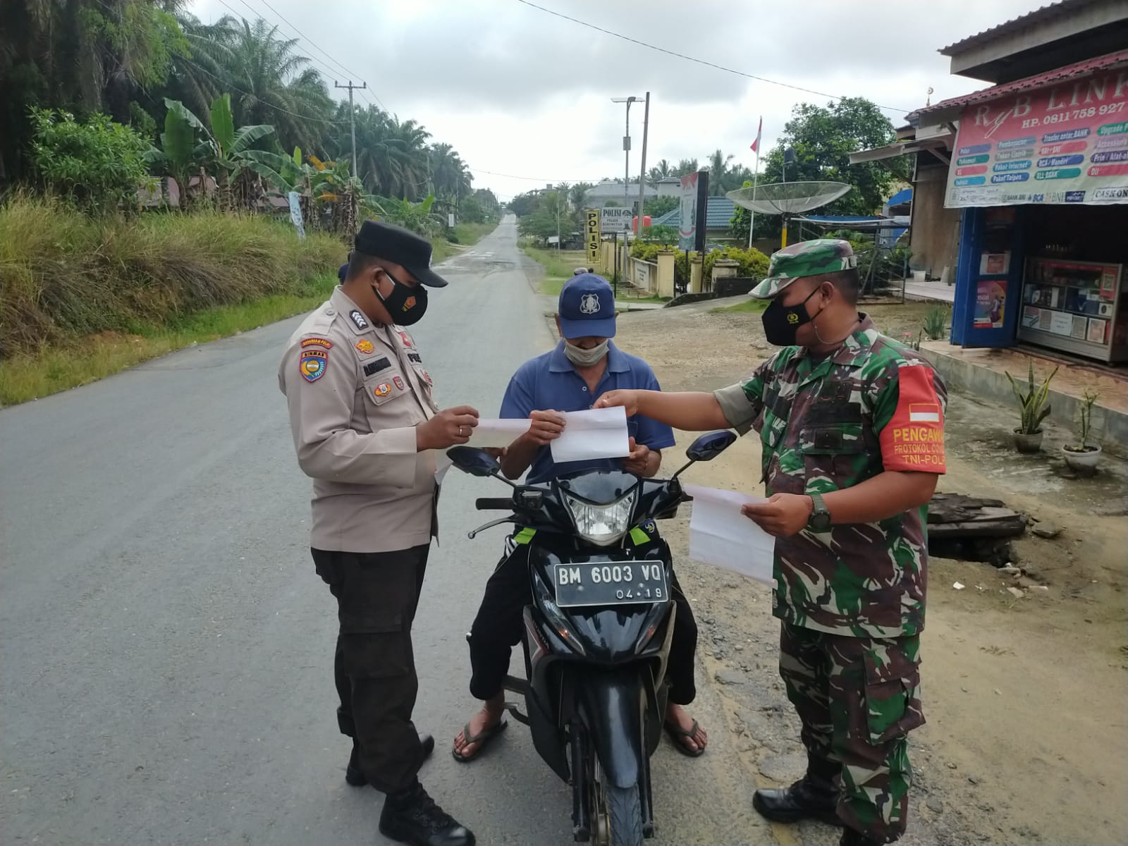 TNI POLRI Bersama Bersinergi Terapkan PPKM Protokol Kesehatan Diwilayah Binaannya