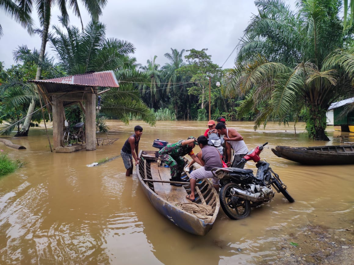 Akibat Curah Hujan Tinggi Babinsa Pantau Keadaan Air Sungai Di Desa Sei Kumango