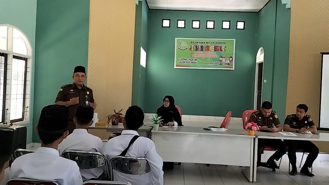 Kejari Kampar Beri Penyuluhan Hukum Kepada Siswa di MAN 2 Kampar