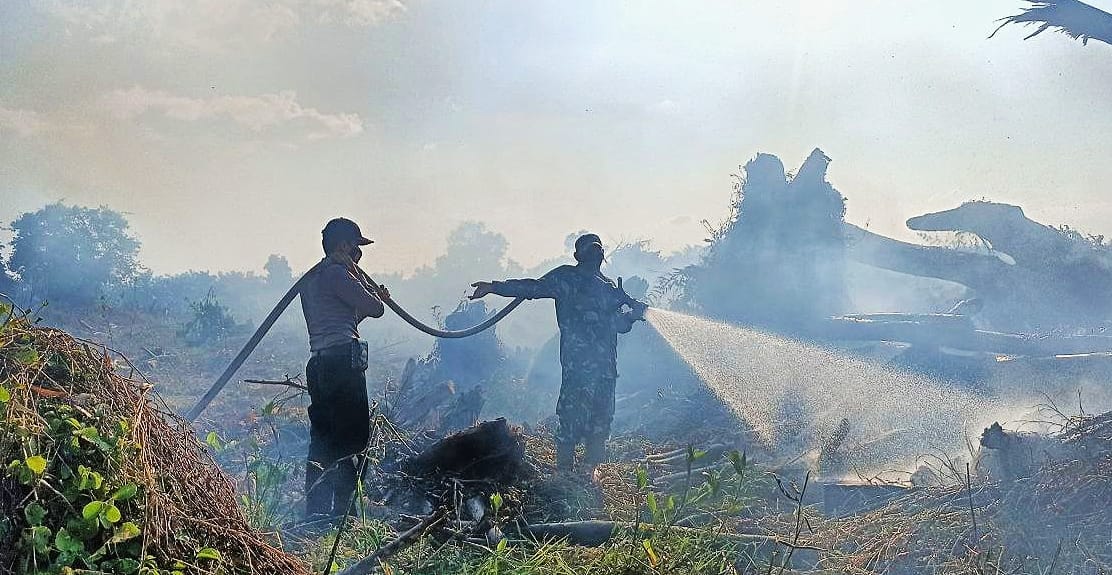Lahan di Dusun 2 Kasang Salak Rohul Diduga di Bakar, Petugas Gabungan Berjibaku Padamkan Api