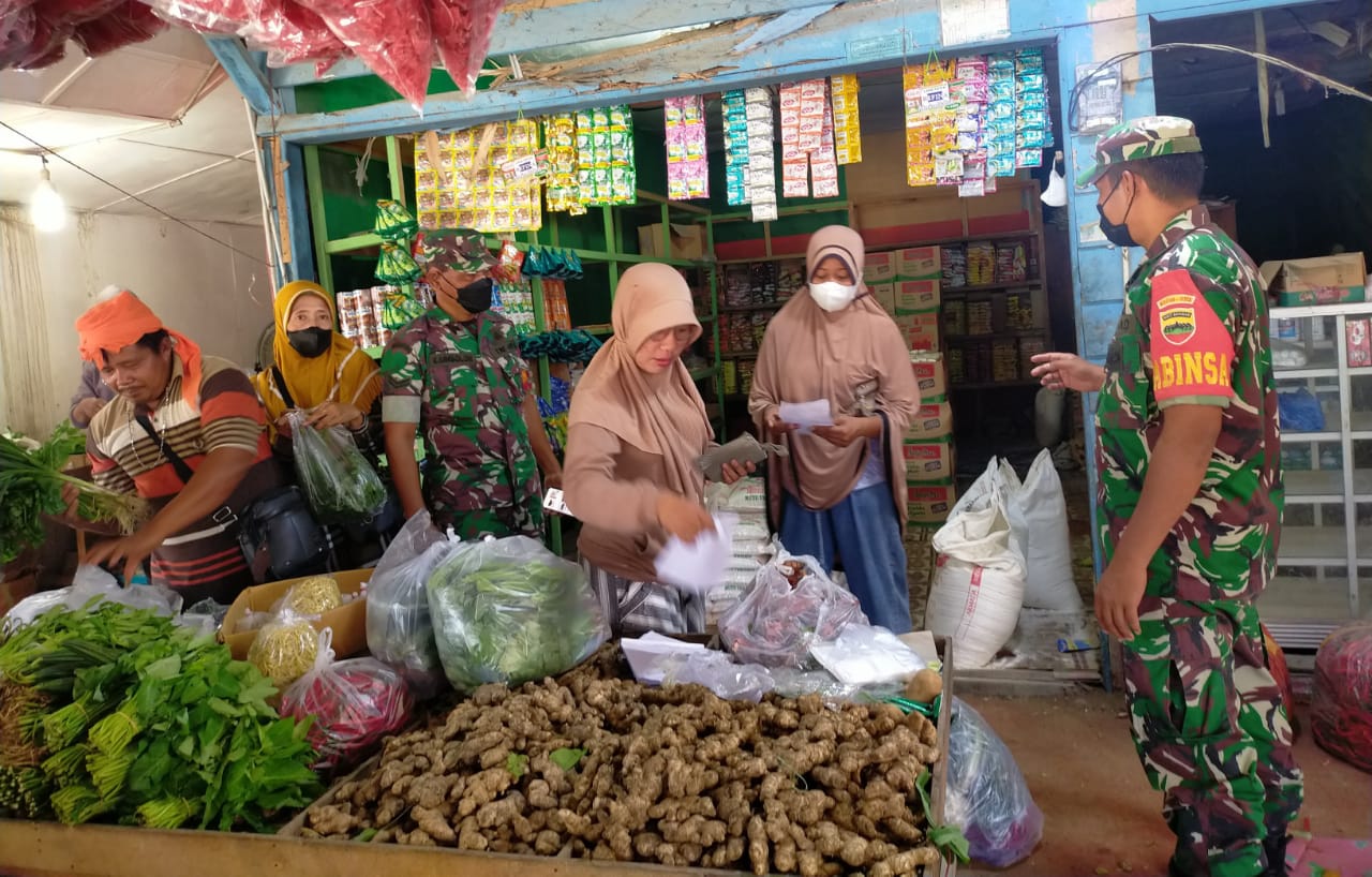 Personel Koramil 11/ Tambusai Selalu Aktif Lakukan Pendisiplinan Prokes Kepada Warga 