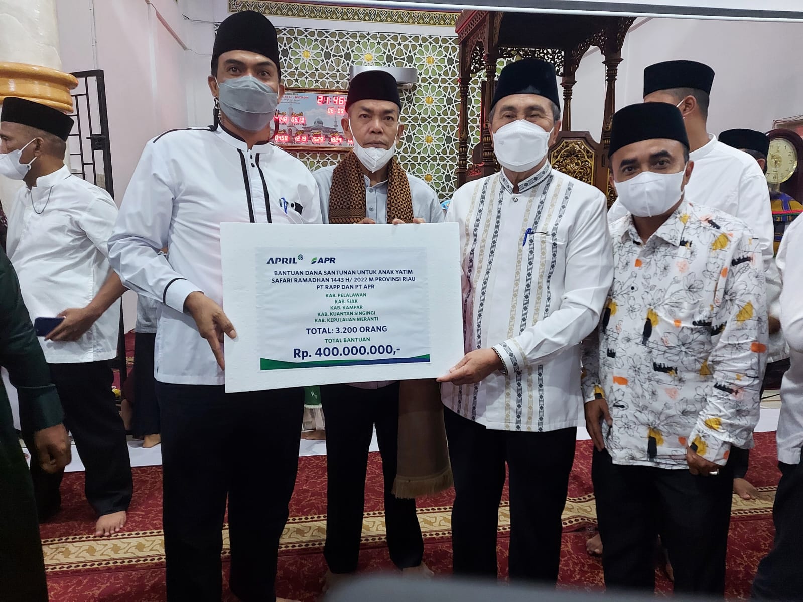 Safari Ramadan di Pelalawan, Gubri Serahkan Bantuan Anak Yatim dari RAPP dan APR 
