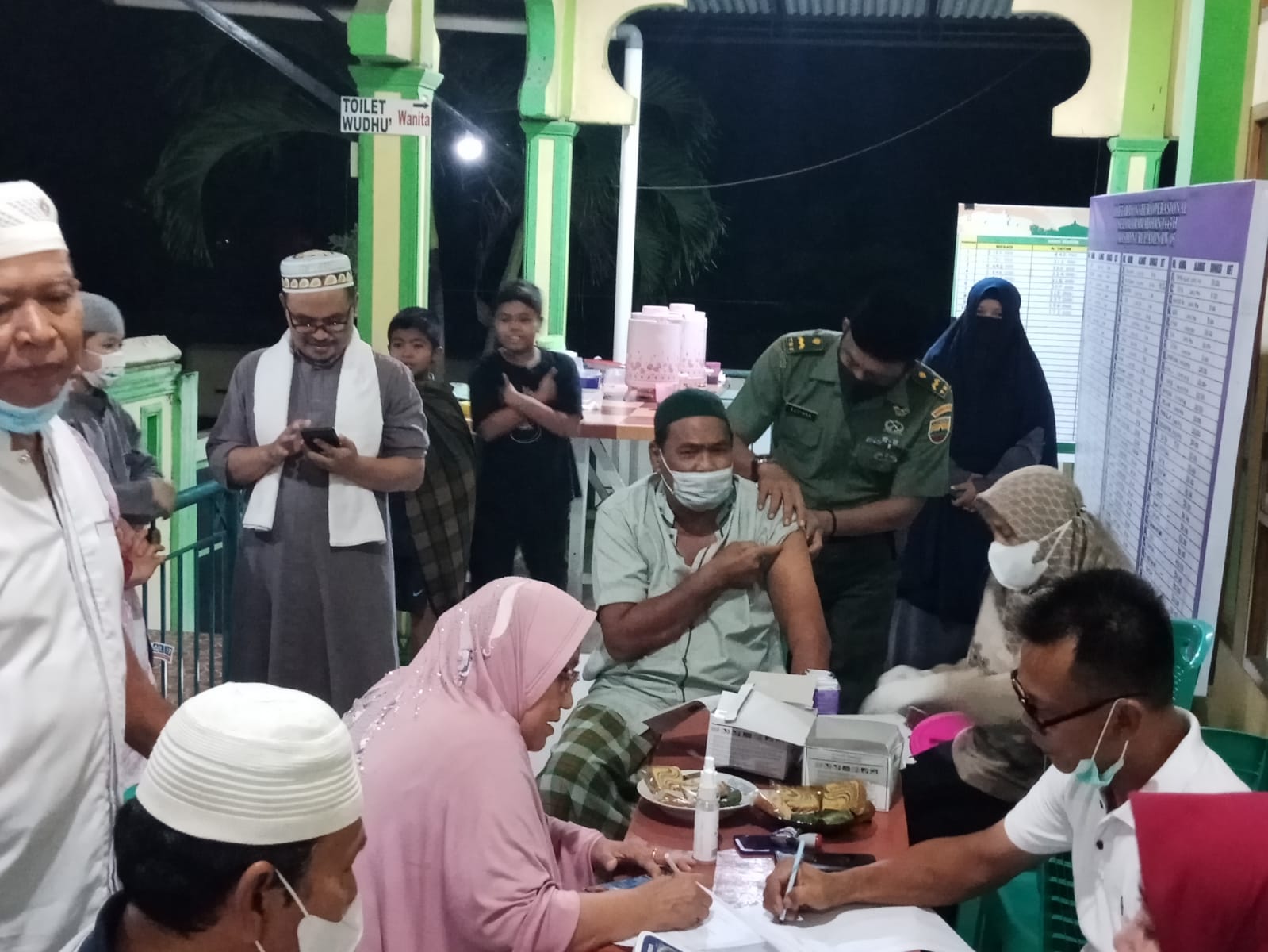 Genjot Target Vaksinasi Babinsa Kawal Pelaksanaan Dimalam Hari