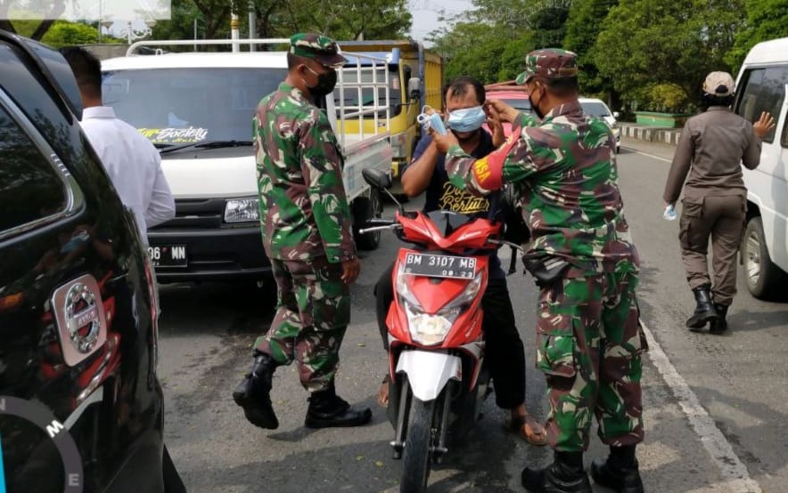 Babinsa Koramil 02 Rambah Himbau Pengendara Taati Prokes