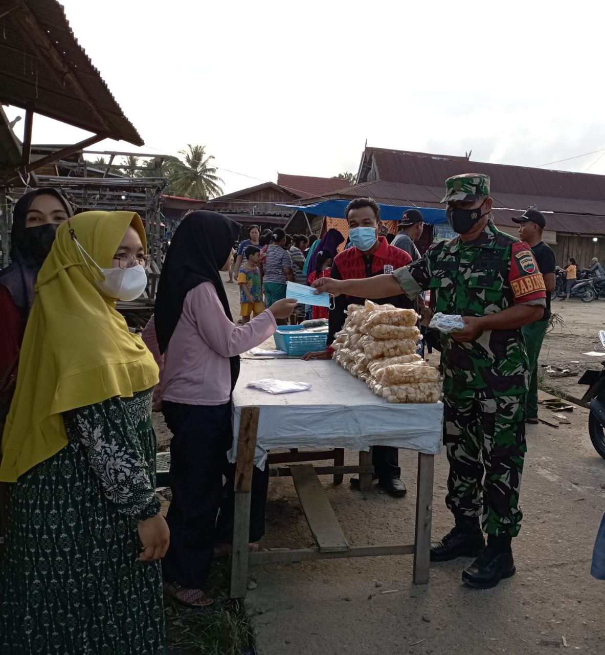 Peduli Kesehatan Warga, Babinsa Pogalan Bagikan Masker di Pasar
