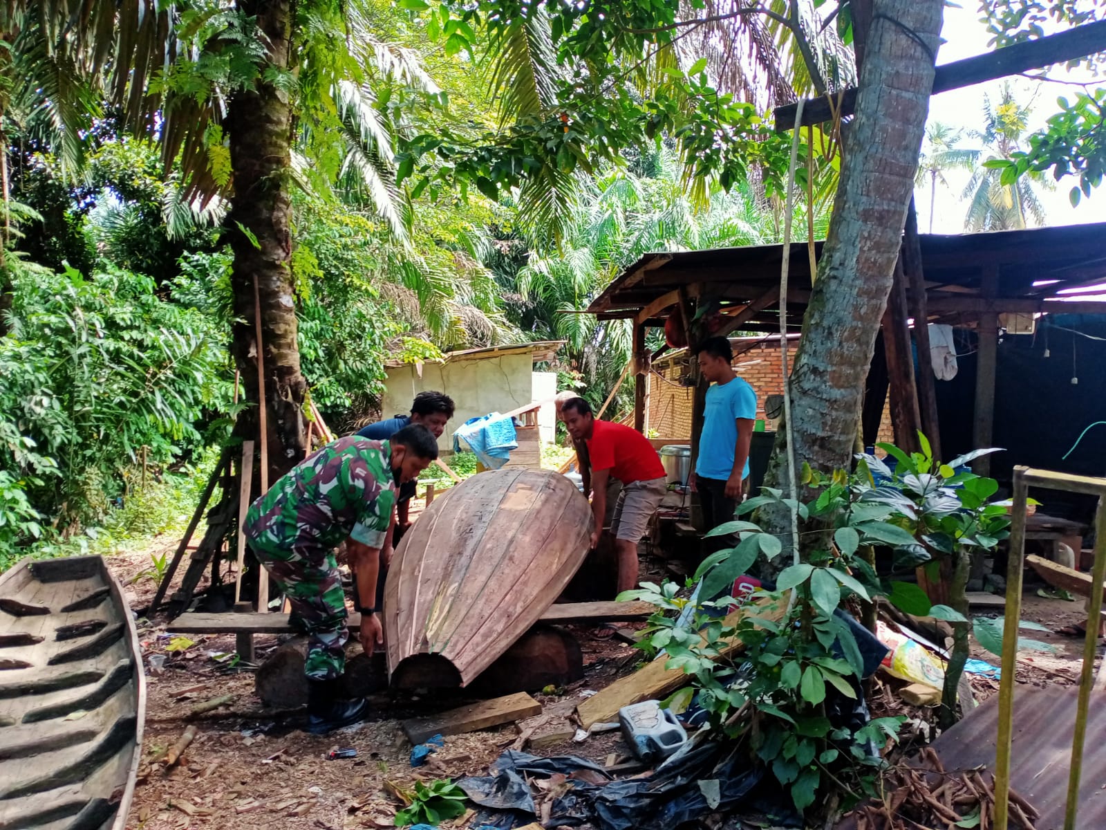 Ciptakan Kebersamaan Bersama Warga Binaan, Babinsa Bantu Angkat Perahu Ke Sungai