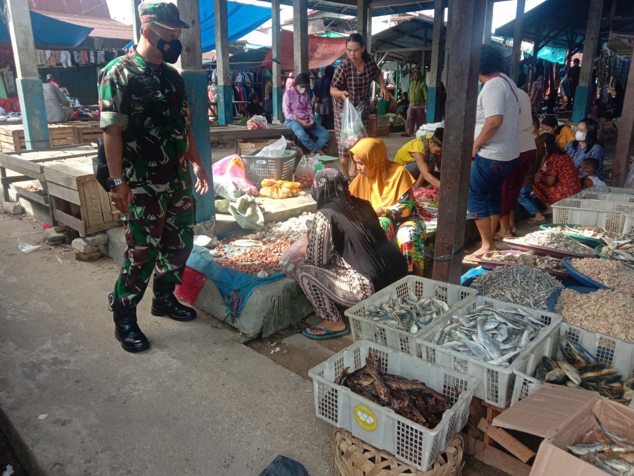 Datangi Pedagang Sembako di Pasar, Babinsa Koramil 16/Tapung Ini Yang Dilakukan