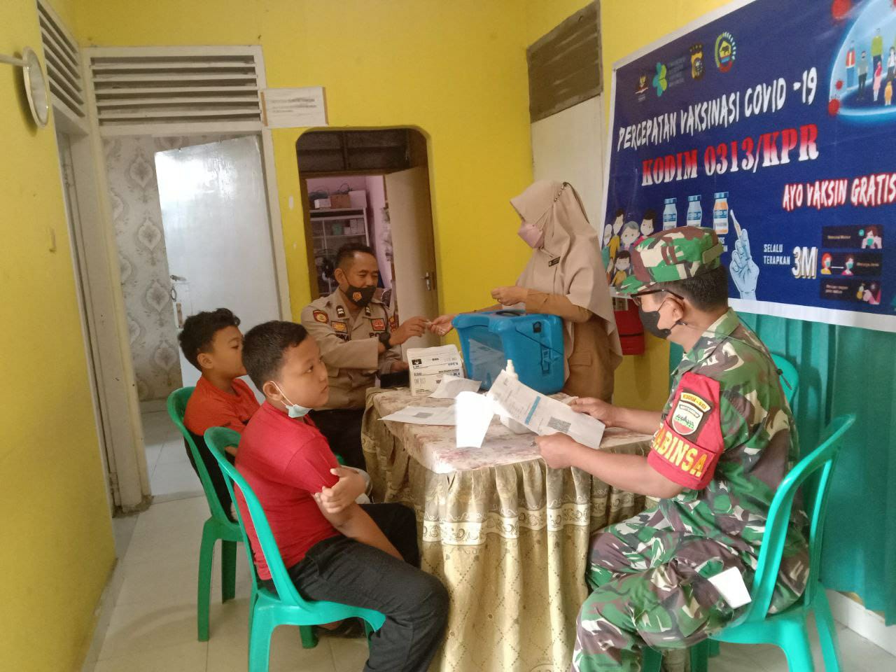 Babinsa Koramil 09/Langgam Monitoring Pelaksanaan Serbuan Vaksinasi Covid-19 TNI di Puskesmas