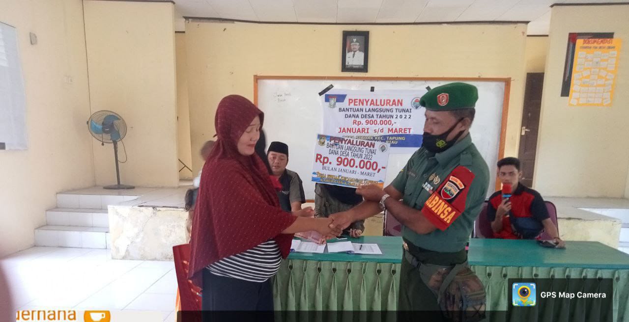 Penyaluran BLT DD Di Wilayah Binaannya, Babinsa Koramil 16/Tapung Pengawalan Dan Dampingi Penyaluran