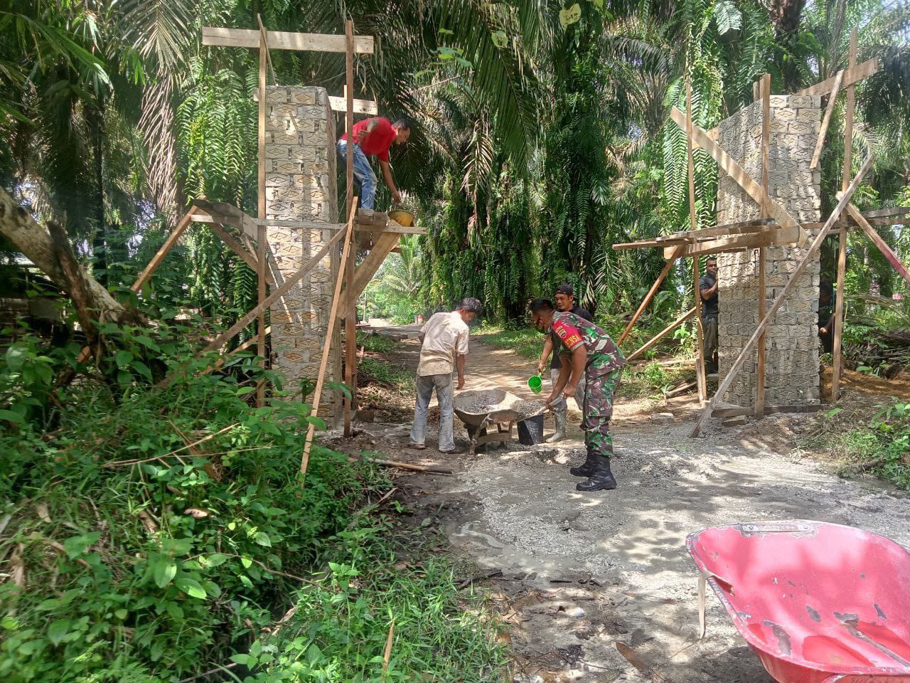 Peduli Terhadap Desa Binaan, Babinsa Koramil 16/Tapung Gotong Royong Bangun Gerbang Pembatas Desa