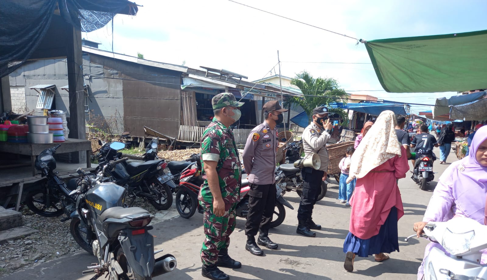Pasar Tradisional Penyalai Kelurahan Teluk Dalam Jadi Sasaran Babinsa Laksanakan Himbauan Prokes