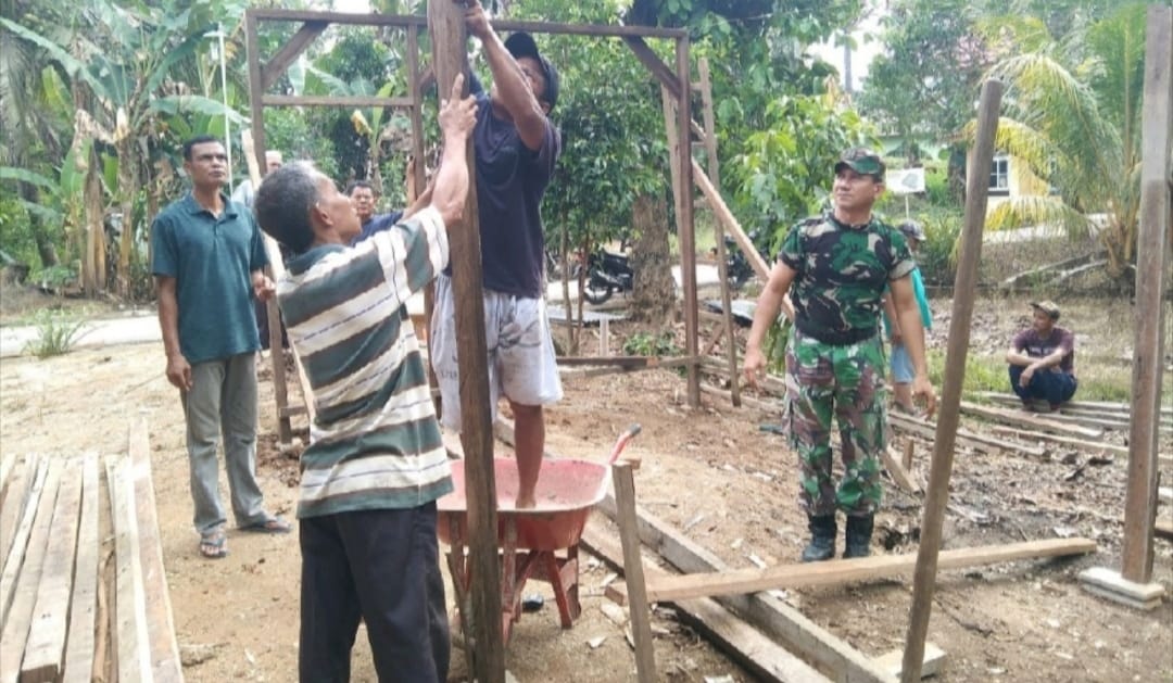 Babinsa Bantu Warga Bangun Rumah, Sembari Memupuk Hubungan Silaturahmi