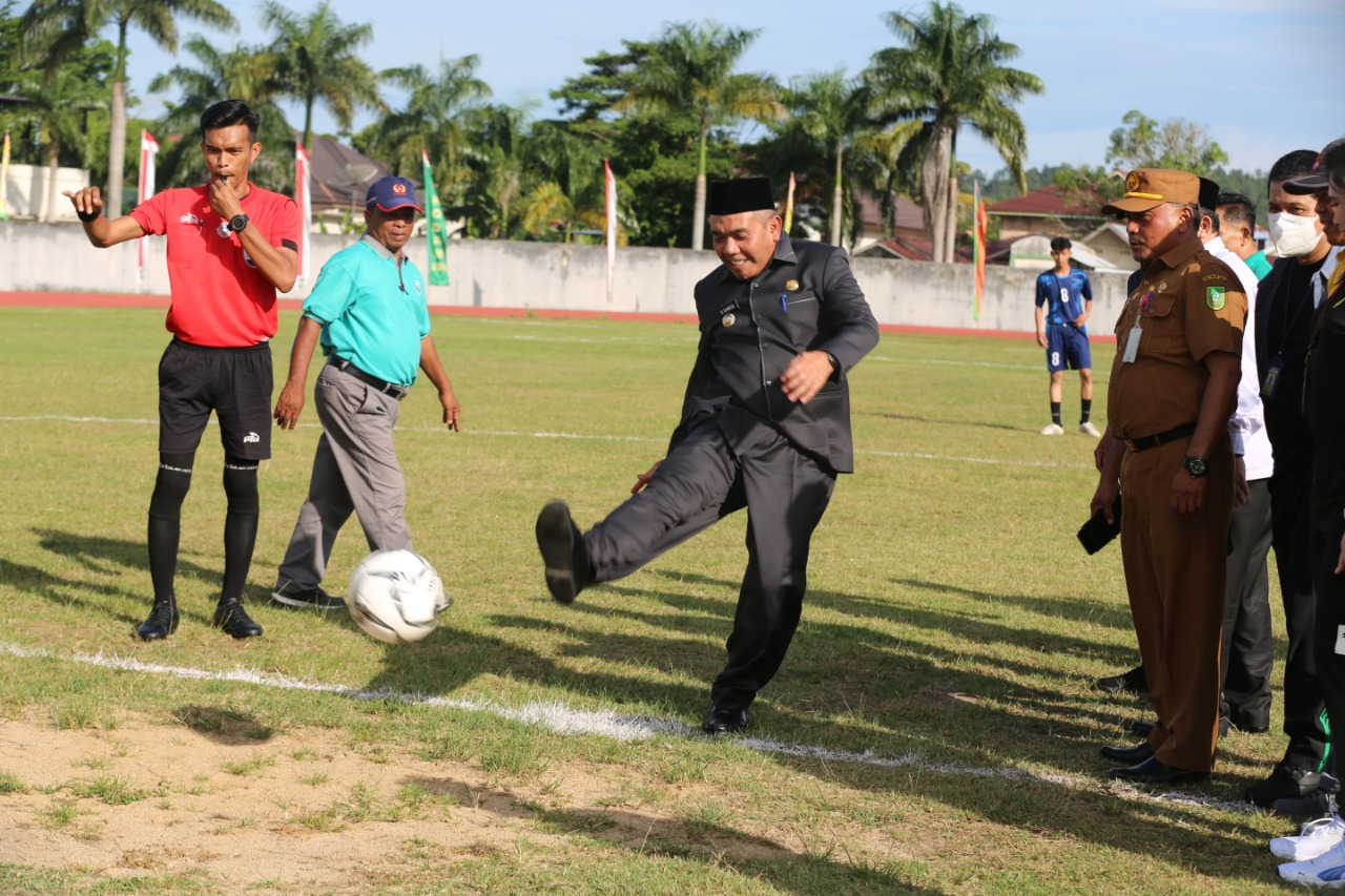 Pj Bupati Kampar Resmi Buka Turnamen Sepak Bola Piala Kasad 2022 di Wilayah Kodim 0313KPR
