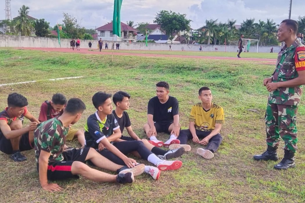 Beri Motivasi, Babinsa Koramil 01/Bkn Bangkitkan Semangat Pemuda Untuk Berolahraga