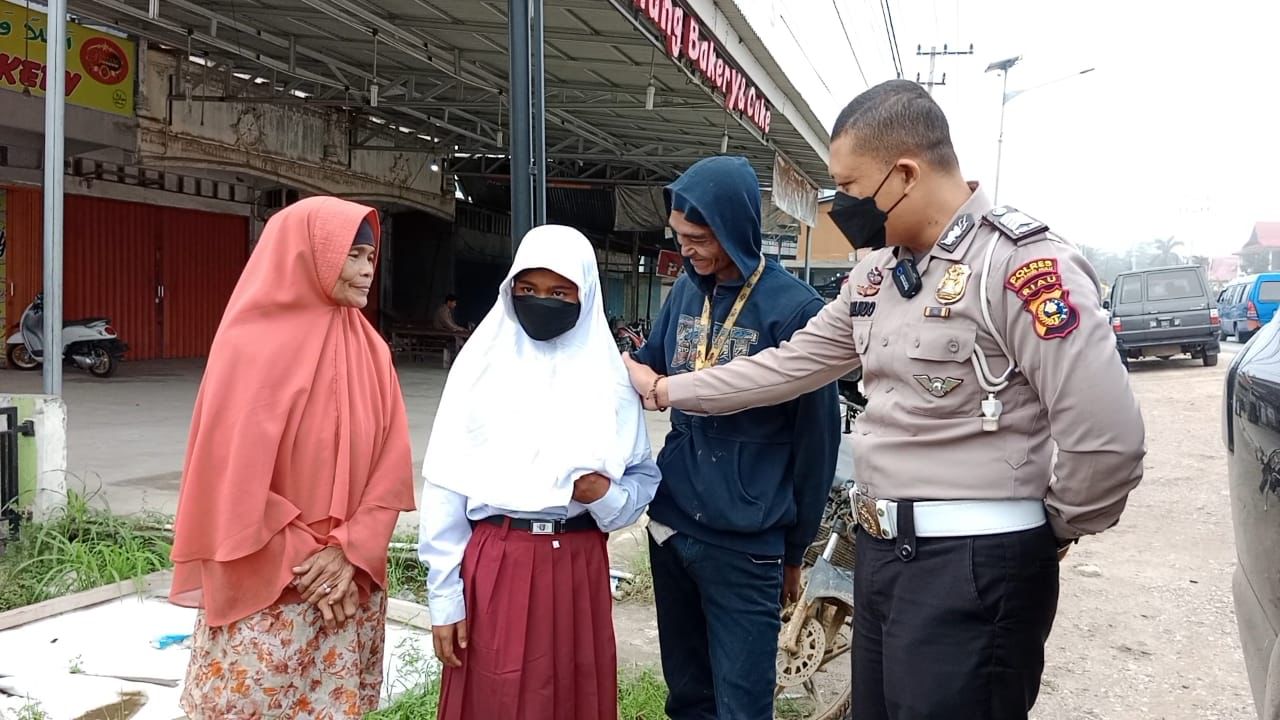 Kisah Polisi di Riau Daftarkan Pengamen Badut Sekolah, Diantar dan Dibelikan Perlengkapan Sekolah