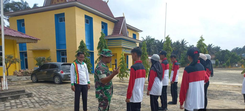 Semangat Menyambut Hut RI Ke 77 Sertu Afriwan Latih PBB Anggota Paskibra
