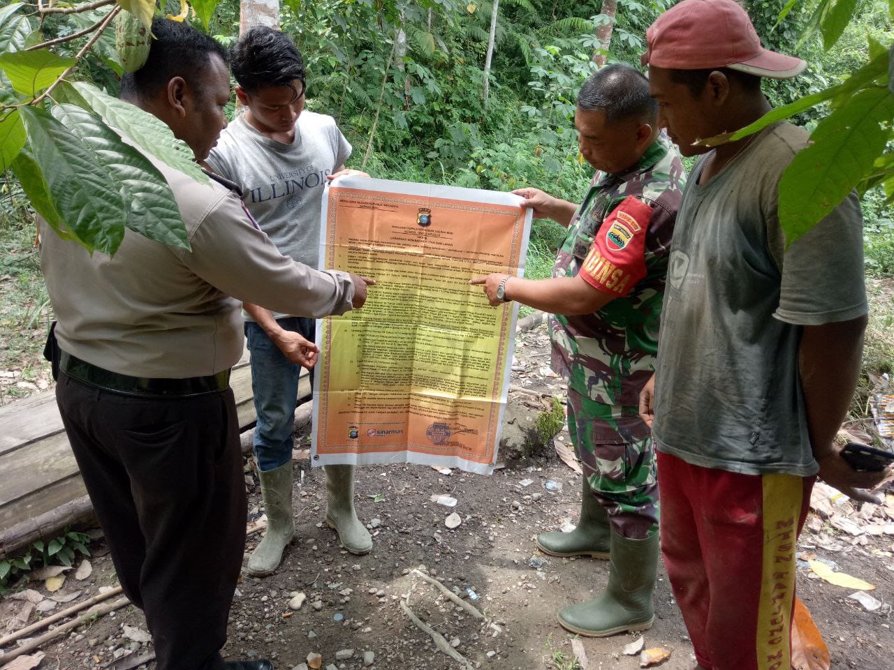Babinsa Serka Cipto Wibowo Bersama Perangkat Desa Bersinergi Pasang Spanduk Stop Karhutla