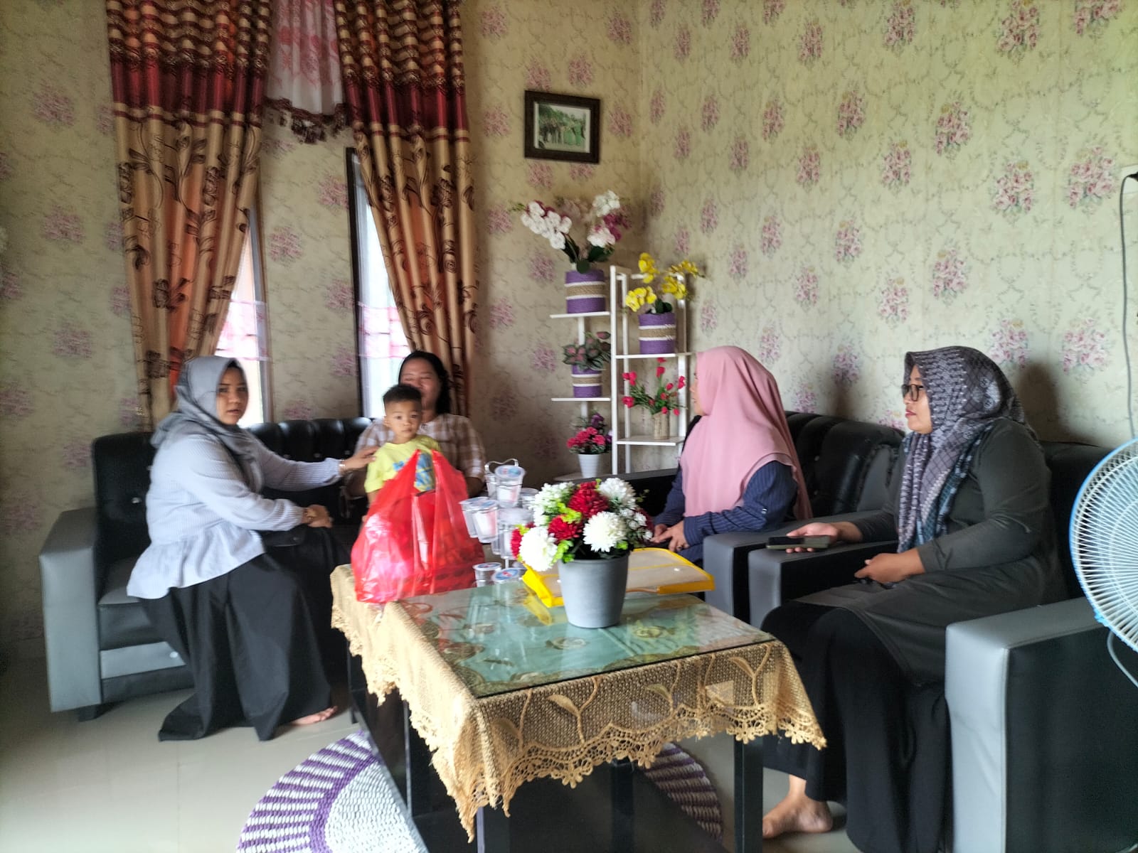 Bentuk Kepedulian Kepada Anggota, Ketua Persit KCK Cabang LIII Kodim 0313/KPR Jenguk Anak Anggota ya