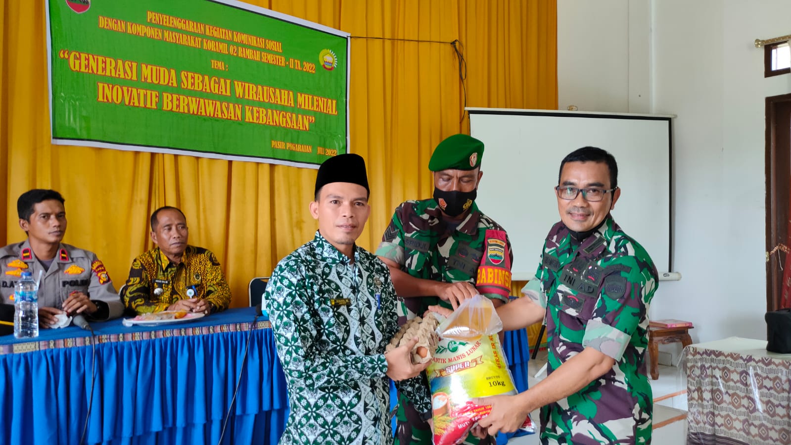 Laksanakan Komsos, Danramil 02 Rambah Kodim 0313/KPR Berikan Sembako 