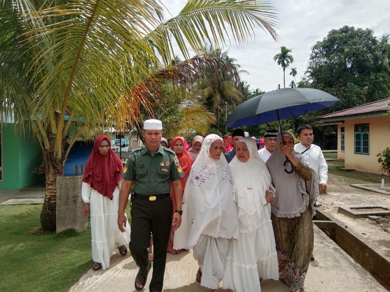 Babinsa Koramil 13/ Rokan Menyambut Jemaah Haji di Desa Binaan
