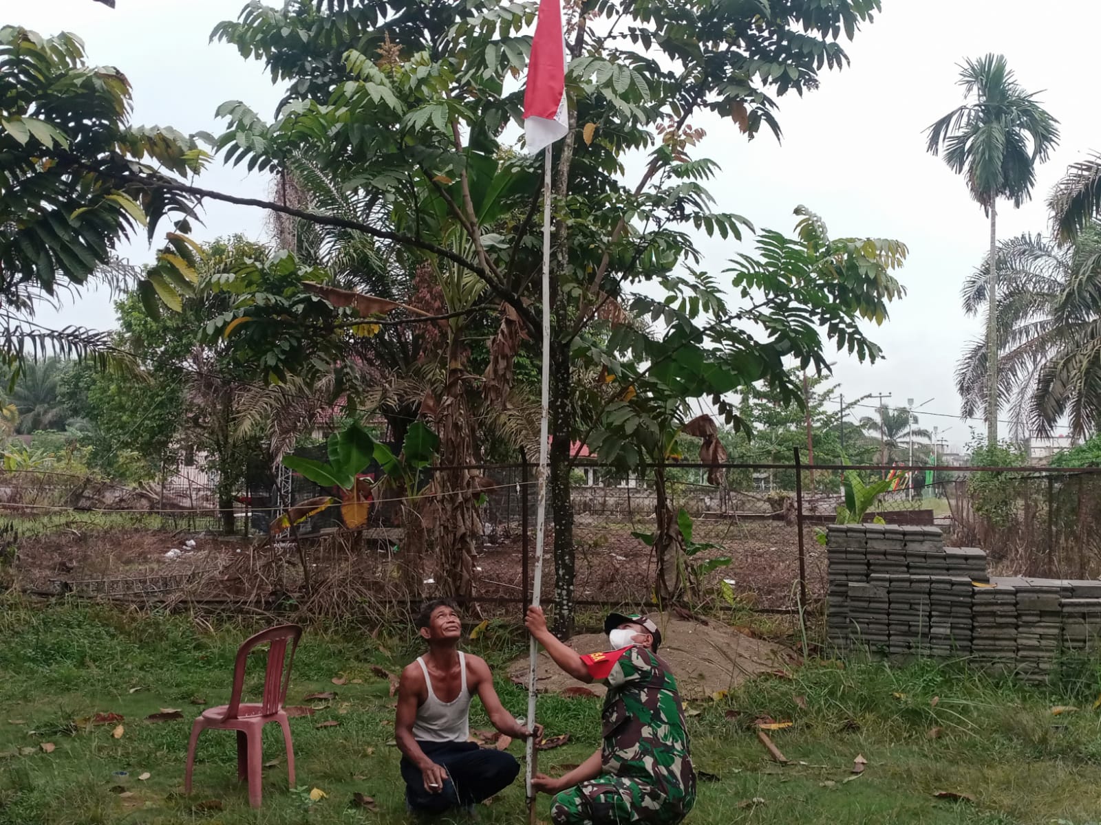 Tumbuhkan Jiwa Nasionalisme, Babinsa Ajak Warga Kibarkan Bendera Merah Putih Sambut HUT RI Ke-77