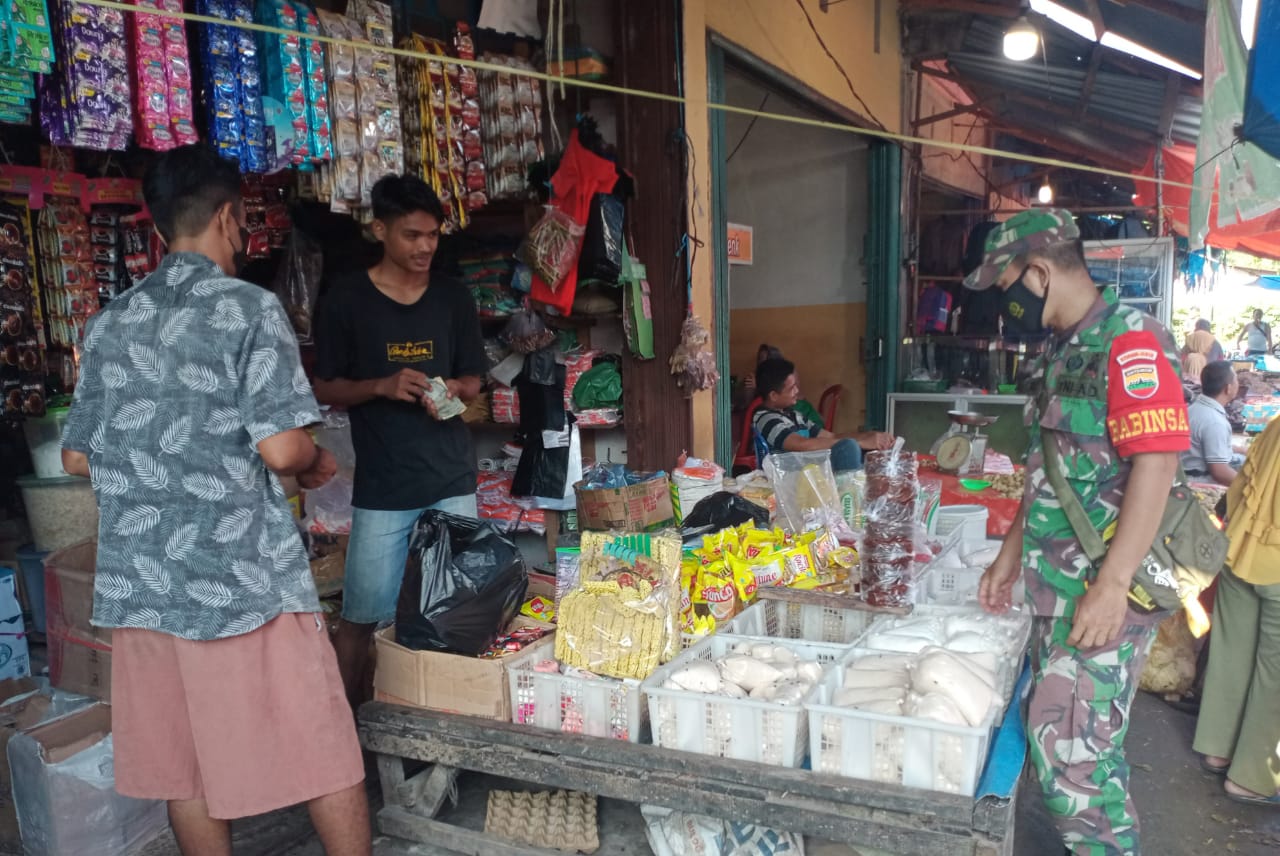 Babinsa Koramil 15/KK Rutin Cek Harga Minyak Goreng di pasar Tradisional