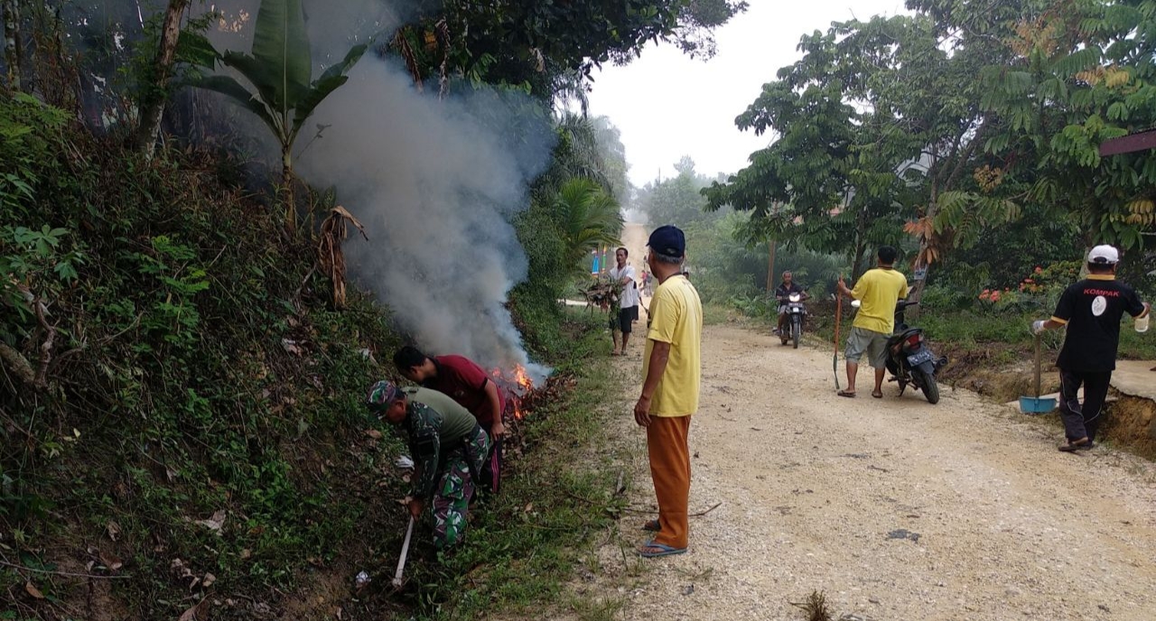 Sambut HUT RI ke 77, Babinsa Koramil 09/ Langgm dan Warga Goro Bersihkan Jalan