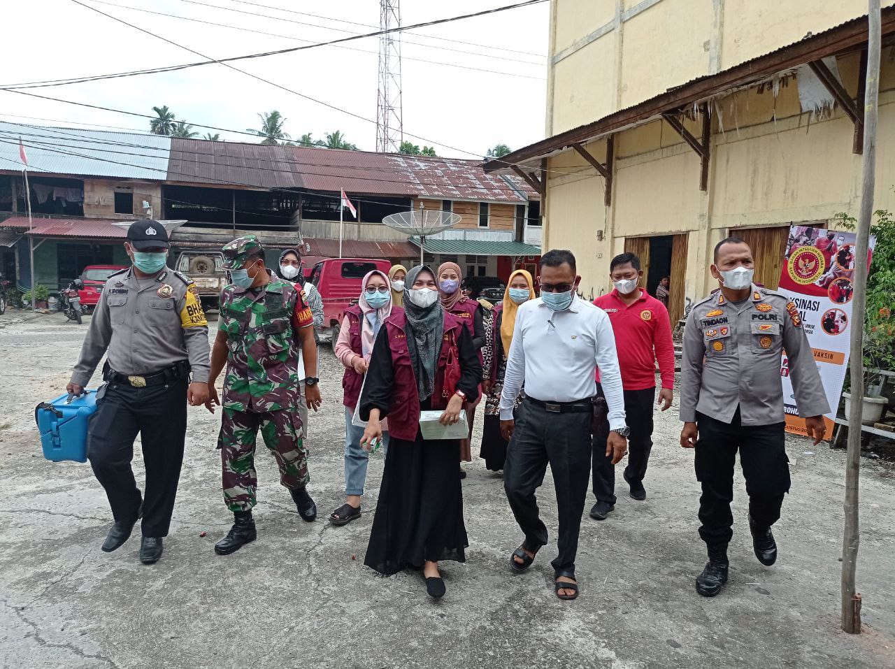 Babinsa Dampingi Persiapan Vaksinasi Covid 19 di Desa Binaan