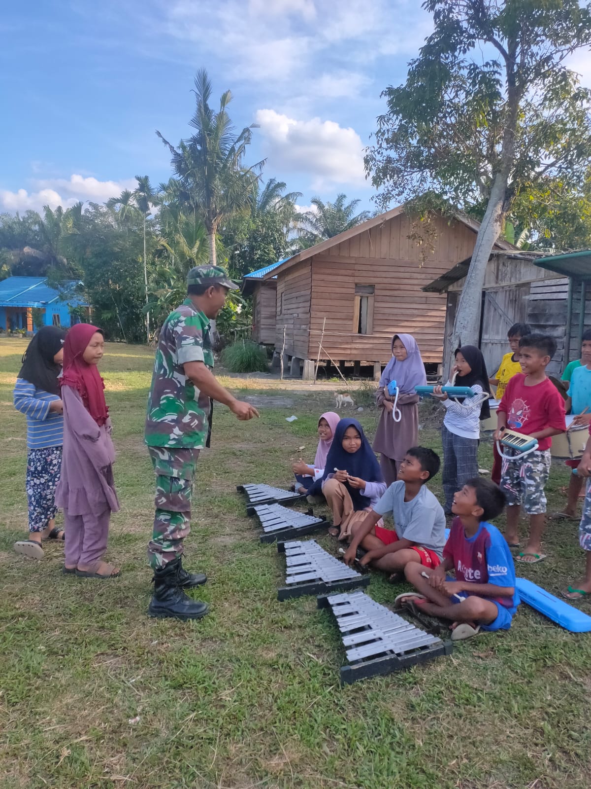 Babinsa siapkan anak anak SD N 05 Kuala Tolam dalam Latihan Drum band