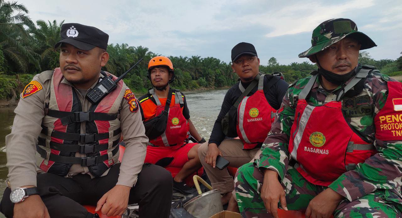 Hari Ketiga Babinsa Bersama Tim Gabungan Terus Lakukan Pencarian Korban Hanyut di Sungai Rokan