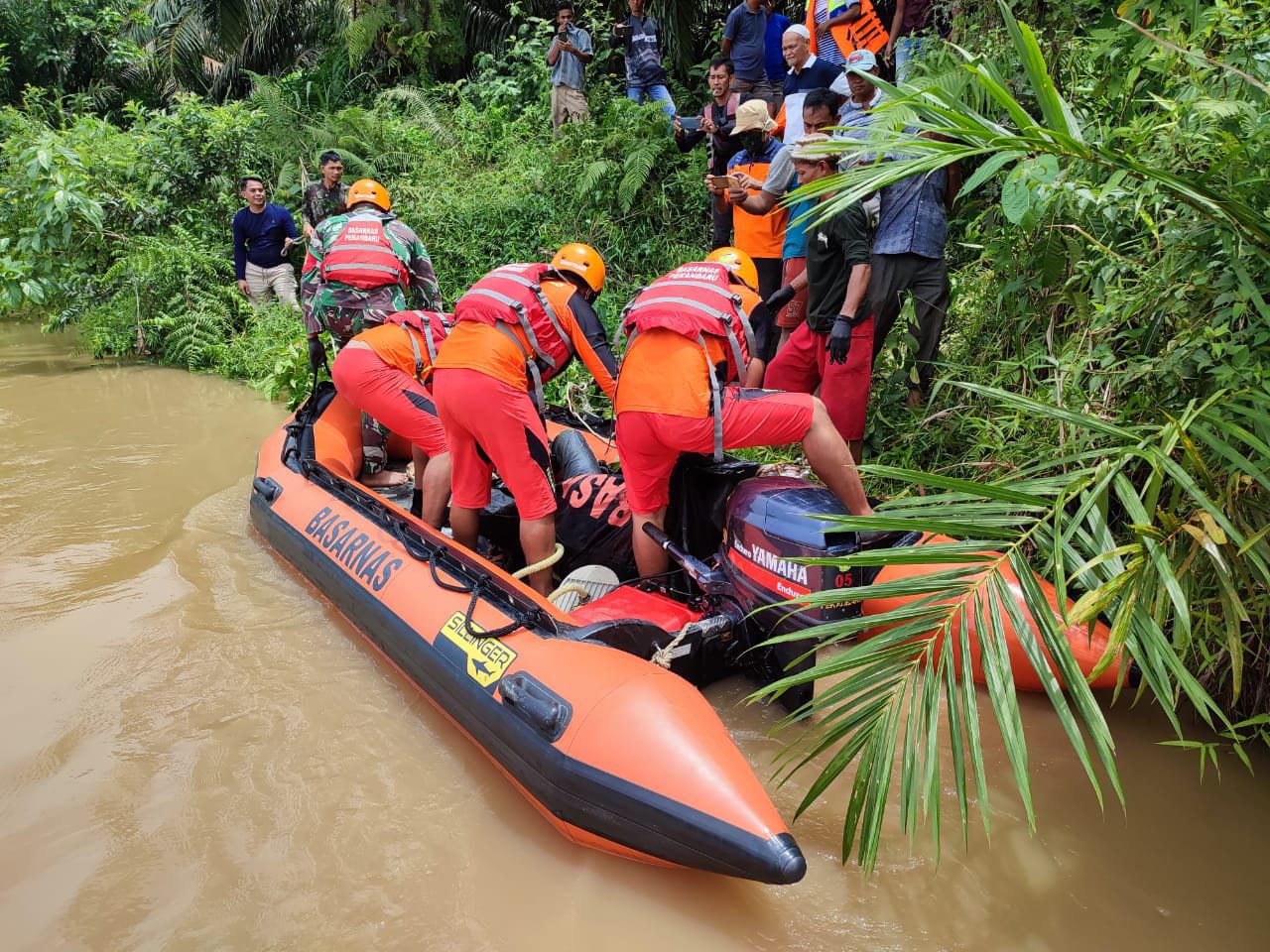 Petugas Gabungan Temukan Jenazah Remaja yang Terseret di Sungai Rokan
