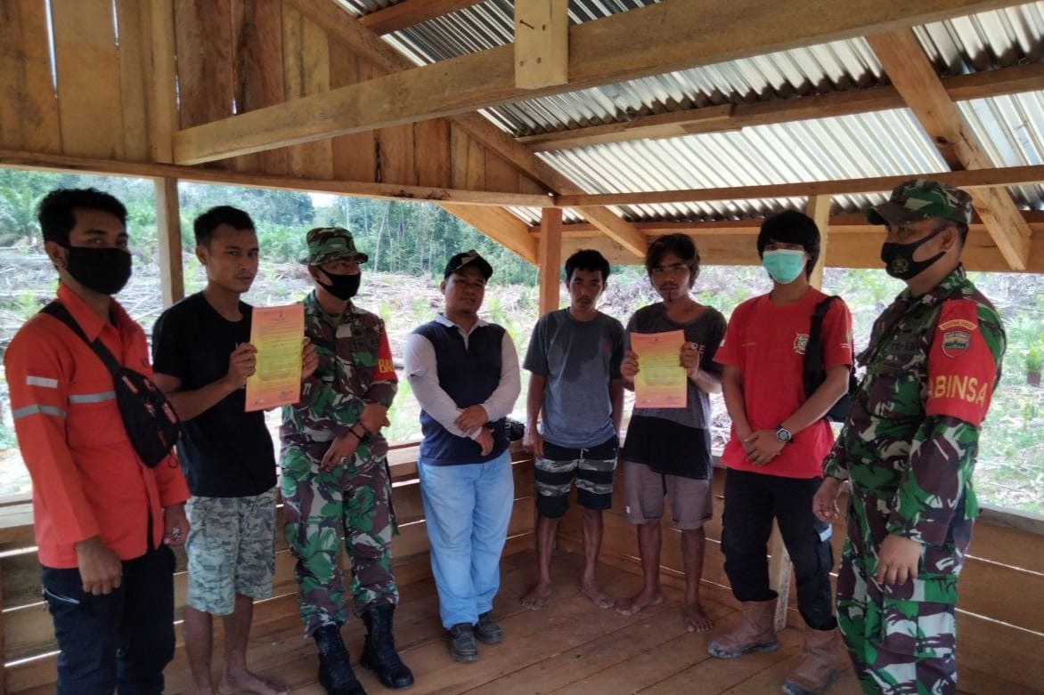 Babinsa Koramil 03/Bunut Kodim 0313/KPR Laksanakan Sosialisasi Karhutla