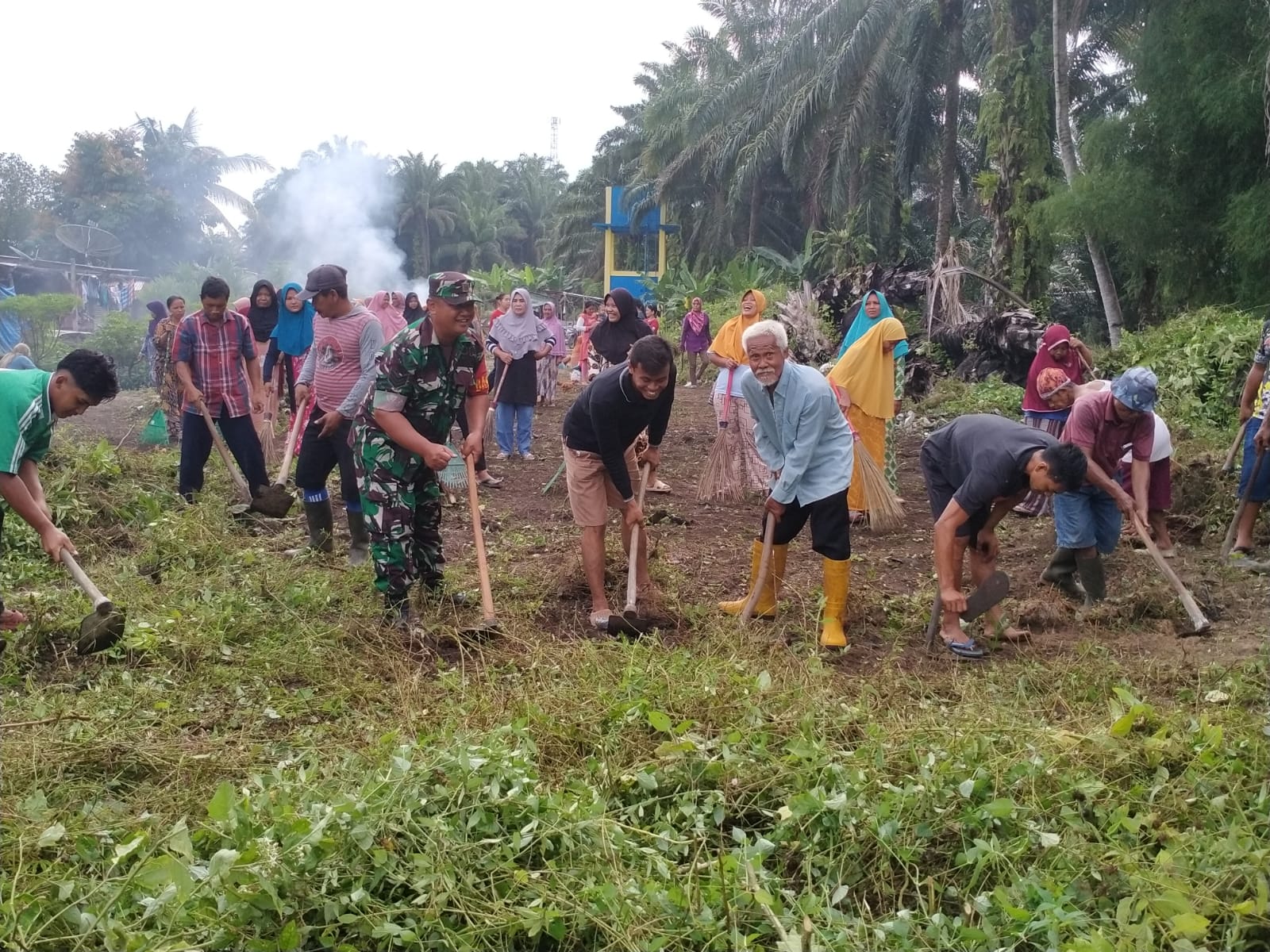 Bersama Warga, Babinsa Koramil 01/Bkn Gotong Royong di Kampung Pancasila