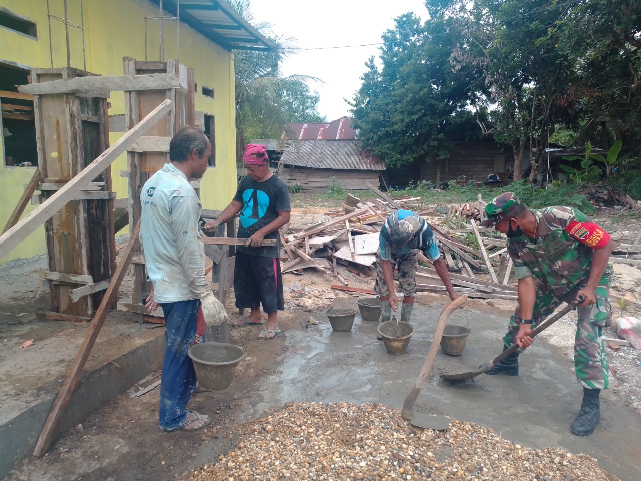 Babinsa Koramil 15/Kuala kampar bantu pembangunan mesjid Al 'Annas di wilayah binaan