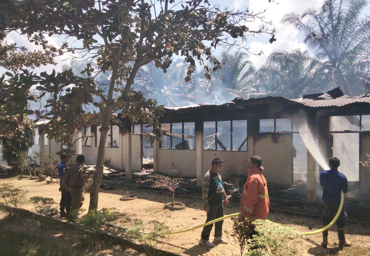 SD Negeri di Rokan Hulu Terbakar, Petugas Gabungan Padamkan Api