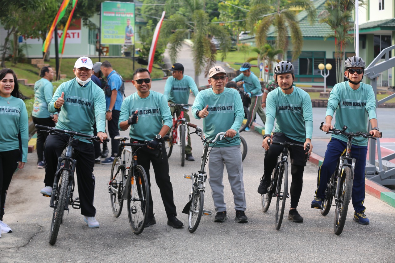 Meriahkan HUT TNI Ke-77, Kodim 0313/KPR Gelar Olahraga Sepeda Santai Bersama Forkopimda